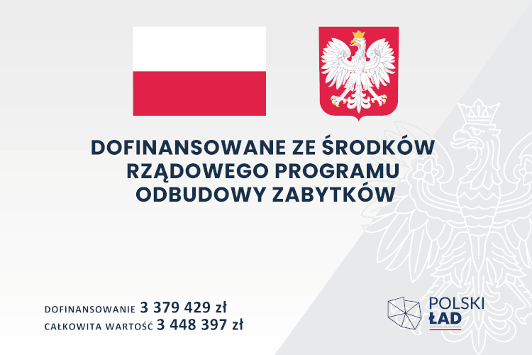 Tablica informacyjna. Flaga i herb Polski. Napis: Dofinansowano ze środków rządowego programu Odbydowy zabytków. Kwoty dofinansowania i wartości projektu..