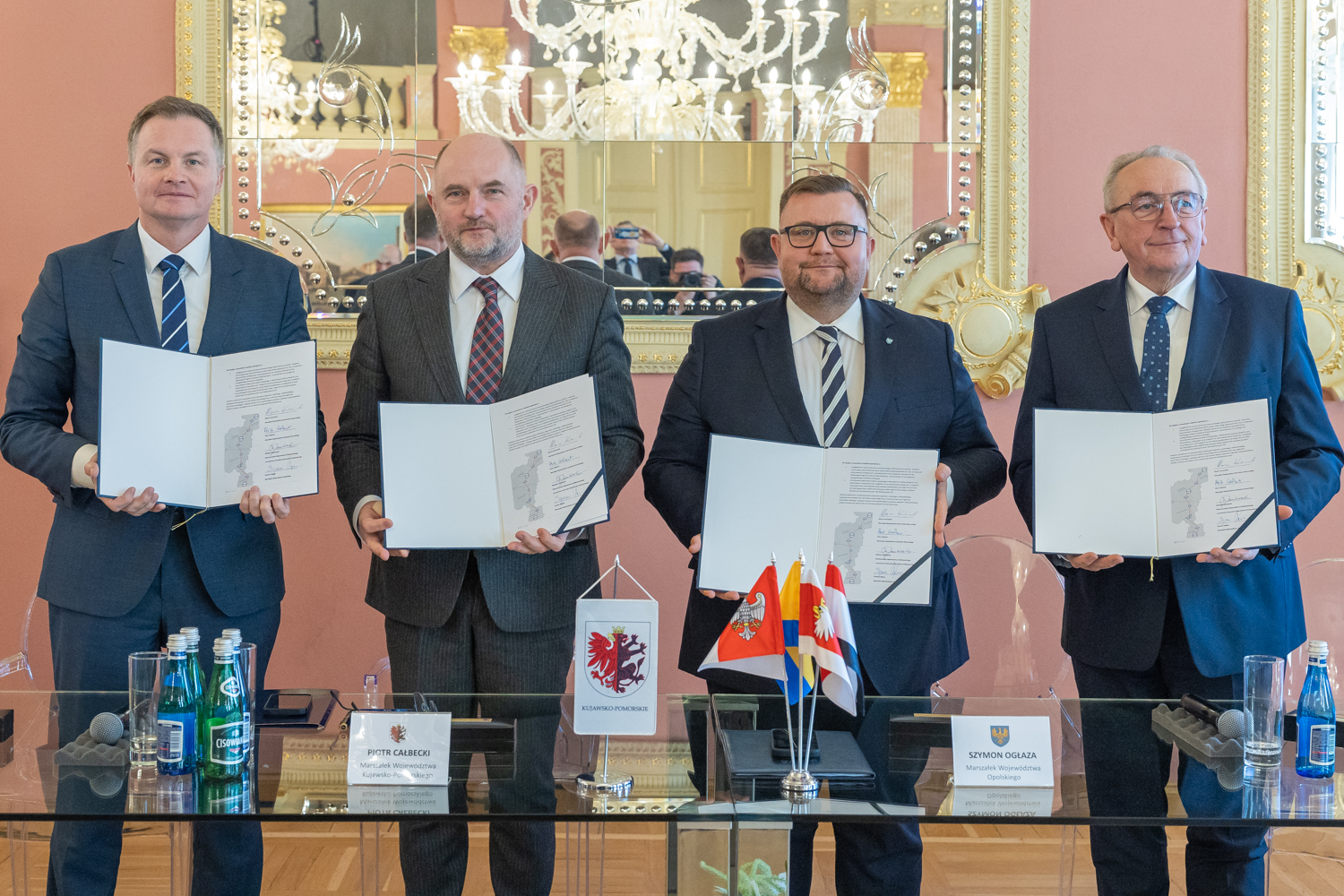 Marszałek województwa kujawsko-pomorskiego Piotr Całbecki wraz z marszałkami województw: warmińsko-mazurskiego, opolskiego i wicemarszałkiem województwa wielkopolskiego złożyli 9 marca 2026 roku w Toruniu podpisy pod wspólnym apelem do premiera Donalda Tuska o podjęcie działań zmierzających do budowy drogi ekspresowej S15