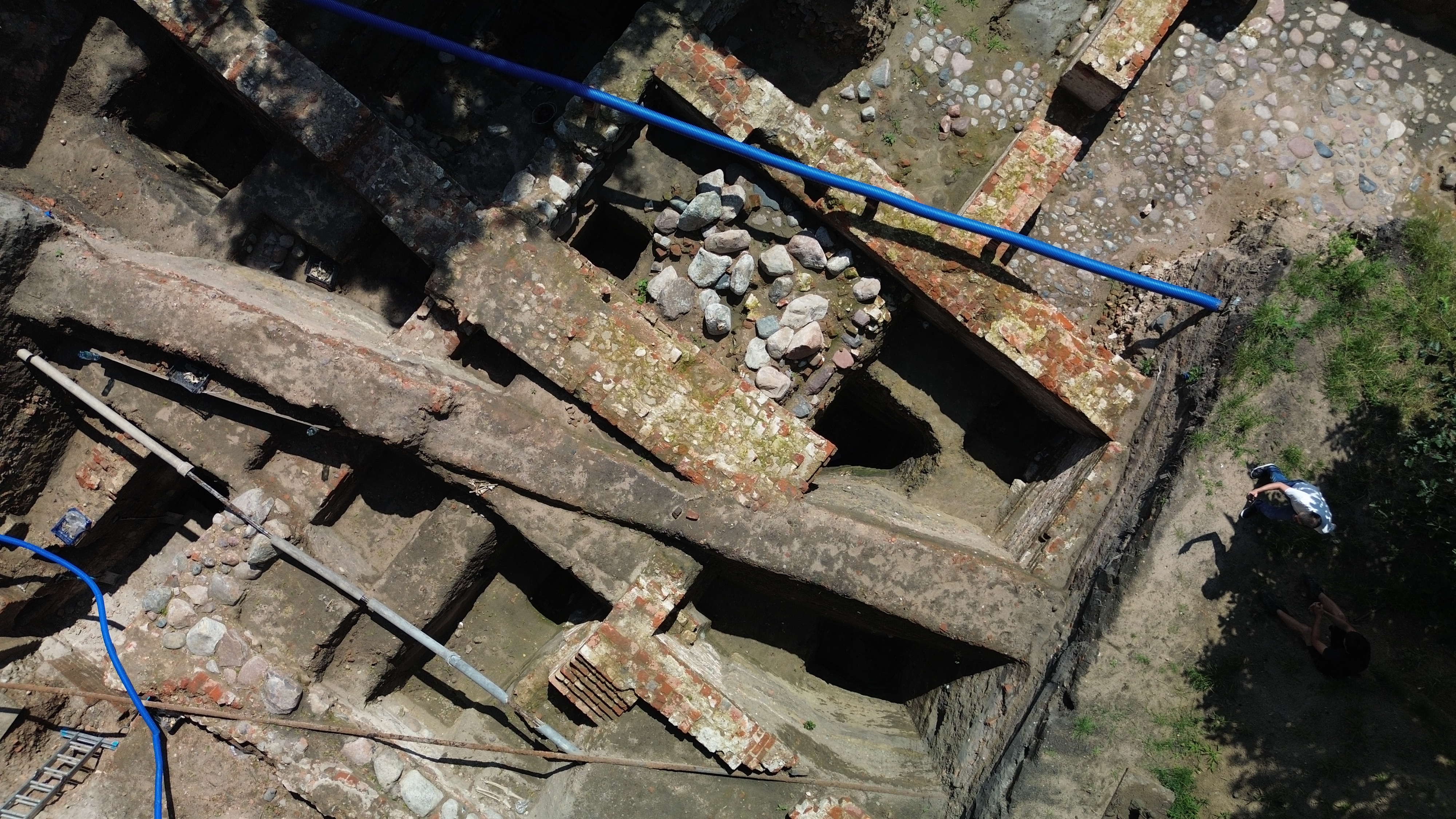 Wykop archeologiczny na Bulwarze Filadelfijskim z lotu ptaka