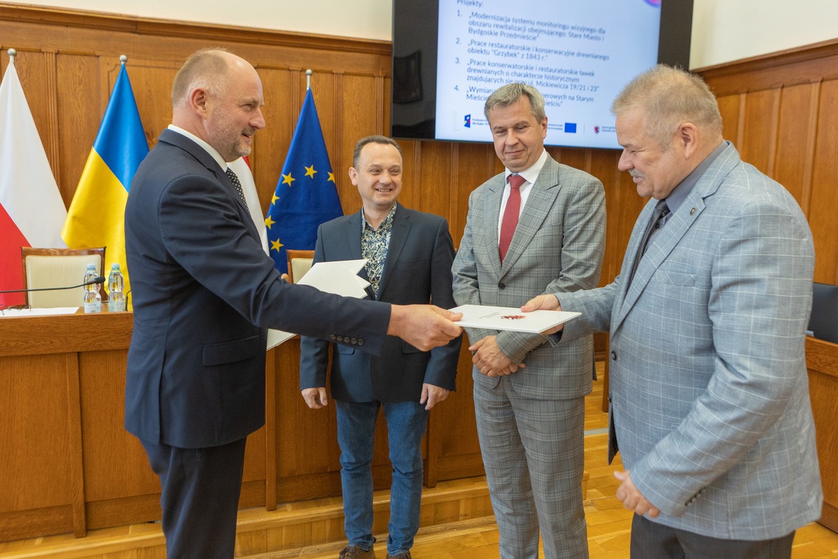 Grzybek i ławki z unijnym dofinansowaniem