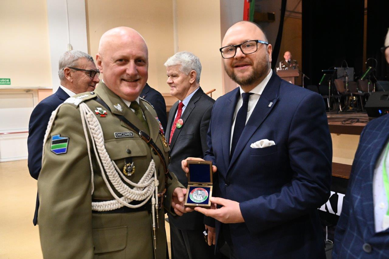 Prezydent Torunia paweł Gulewski otrzymał tytuł "Przyjaciel Artylerii"