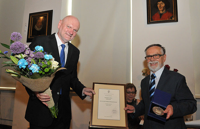 Prof. Domasłowski i prezydent Torunia Michał Zaleski podczas wręczenia medalu Thorunium w 2016 r.
