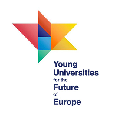 Logo YUFE. Przenikające się kolorowe trójkąty.