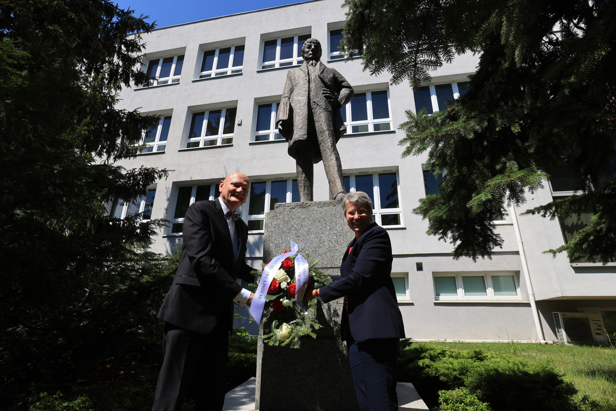 Prezydent Miasta Torunia Michał Zaleski i Nadburmistrzyni Miasta Getyngi Perta Broistedt przed pomnikiem Lindego