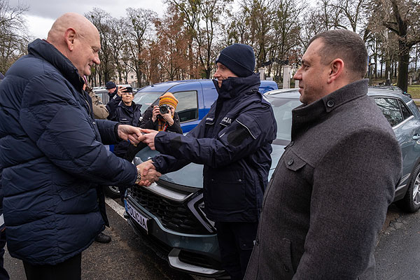 Prezydent Torunia przekazuje klucze do nowych aut policyjnych