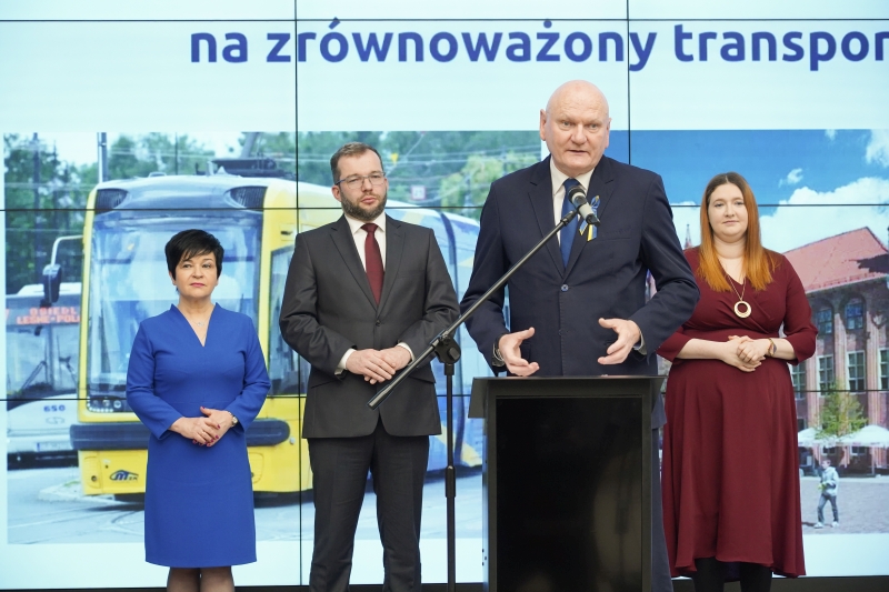 Prezydent Torunia Michał Zaleski przemawia podczas konferencji 21.04.2022 Prezydent Torunia Michał Zaleski przemawia podczas konferencji 21.04.2022