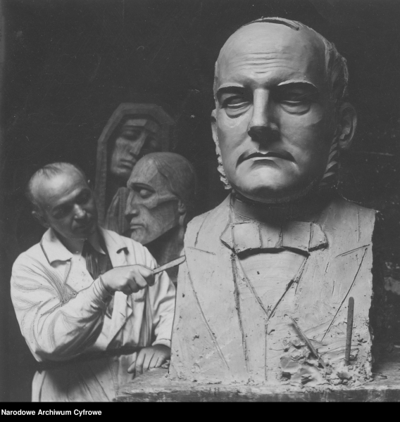 Ignacy Zelek podczas pracy nad pomnikiem Stanisława Moniuszki