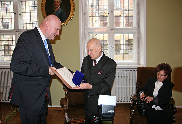 Czesław Jarmusz podczas wręczenia medalu Thorunium w 2009 r.