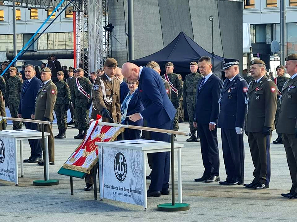 Na zdjęciu prezydent Michał Zaleski wbija gwóźdź w sztandar
