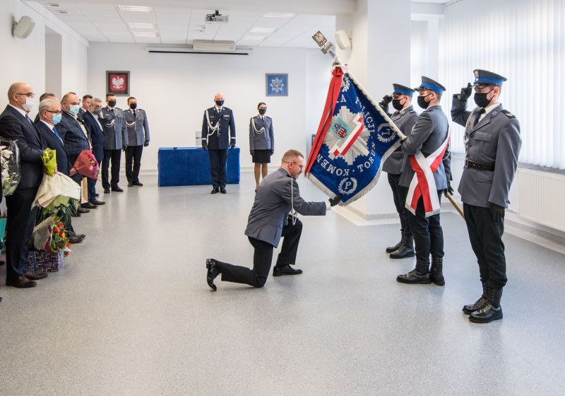 Na zdj: komendant miejski policji Maciej Lewandowski składa hołd przed sztandarem policji