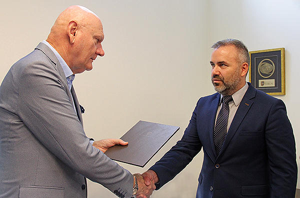 Bartłomiej Krystek odbiera nominację