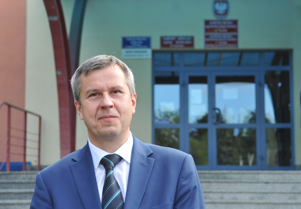 Marcin Lutowski przed siedzibą WOL