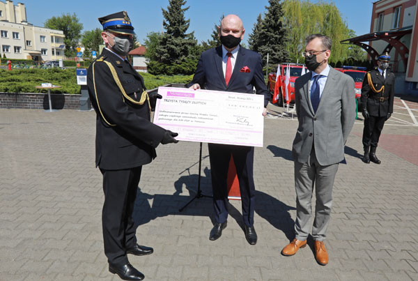 Wręczenie czeku na zakup samochodu ratowniczo-gaśniczego