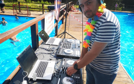 Na zdjęciu: DJ dbający o muzykę podczas uroczystości