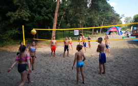 Na zdjęciu: dzieci grające w siatkówkę plażową