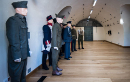 Na zdjęciu widać ekspozycję w Muzeum Twierdzy Toruń pokazująca mundury