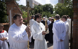 Kapłani na jubileuszowej eucharystii księdza prałata