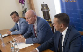 Na zdjęciu prezydent Torunia Michał Zaleski, prezes MZK Toruń Zbigniew Wyszogrodzki oraz prezes PESA Bydgoszcz SA Krzysztof Zdziarski