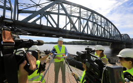 Na zdjęciu: prezydent i dziennikarze przed mostem