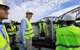 Na zdjęciu: prezydent Michał Zaleski obserwuje prace na moście