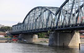 Na zdjęciu: most widziany z łódki na Wiśle