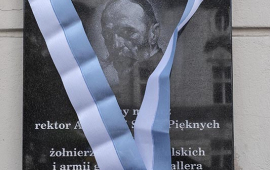Na zdjęciu: tablica upamiętniająca Juliana Fałata z biało-niebieską wstęgą