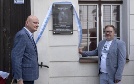 Na zdjęciu: Michał Zaleski i Mirosław Kuklik odsłaniają tablicę poświęconą Fałatowi