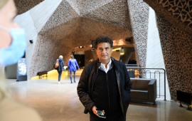 Fernando Menis z telefonem w dłoni stoi w hallu Jordanek