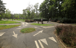 Na zdjęciu: rondo w parku za Maciejem