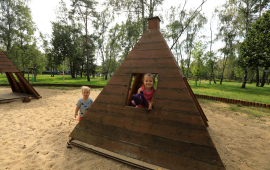 Na zdjęciu: dzieci bawiące się w parku za pawilonem Maciej