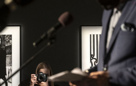 Na zdjęciu prezydent Michał Zaleski przemawia w tle fotograf robi mu zdjęcie