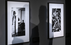 Na zdjęciu cienie gości padają na dwie prace Helmuta Newtona