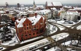 Widok na zimowy Toruń z lotu ptaka od strony Urzędu Miasta