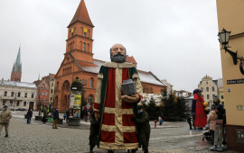 Figura jednego z trzech króli wyrusza z Rynku Nowomiejskiego, w tle budynek Tumultu