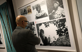 Mężczyzna przygląda się archiwalnym zdjęciom Tony'ego Halika, znajdujących się na wystawie w Muzeum Podróżników