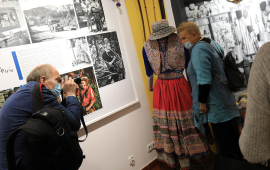 Elżbieta Dzikowska pozuje do zdjęcia przy stroju peruwiańskim