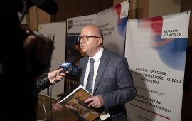 Dyrektor galerii Dariusz Delik udziela wywiadu telewizji