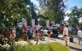 Na zdjęciu uczestnicy historycznego rajdu rowerowego przy bramie cmentarza garnizonowego przy ul. Wybickiego