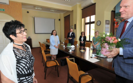 Prezydent Michał Zaleski wręcza kwiaty Elżbiecie Łukasik