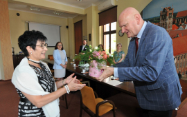 Prezydent Michał Zaleski wręcza kwiaty Elżbiecie Łukasik
