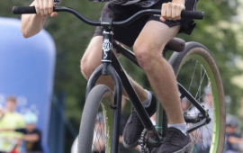 Na zdjęciu zawodnik na rowerze na pumptracku