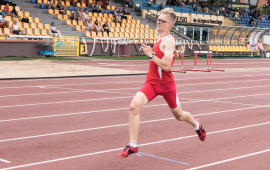 Na zdjęciu zawodnik biegnie