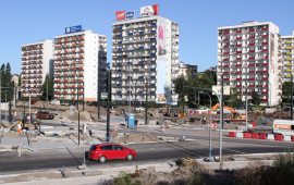Widok na przebudowywany plac Niepodległości z blokami MSM w tle