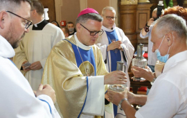 Biskup diecezji toruńskiej Wiesław Śmigiel sprawuje mszę św. odpustową