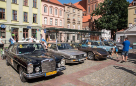 Na zdjęciu: zabytkowe auta zaparkowane przy Rynku Nowomiejskim