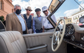 Na zdjęciu: Zbigniew Fiderewicz podziwia zabytkowe auto