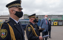 Na zdjęciu prezydent Michał Zaleski przygląda się strażnikom