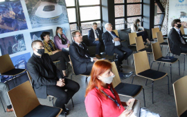 Na zdjęciu widac osoby przysłuchujące się debacie, wszyscy mają usta i nos zakryte maseczkami