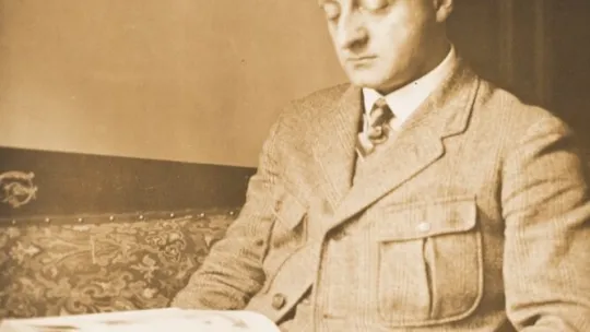 Na zdjęciu Tadeusz Wierzejski przegląda album