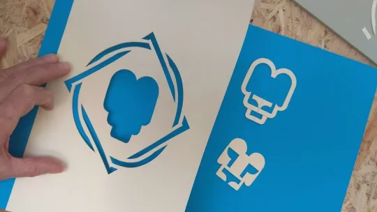 zdjęcie logo Dworu Artusa w technice frotażu